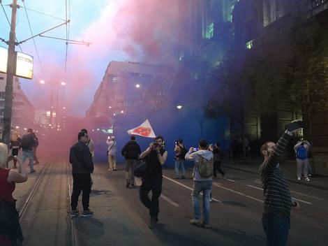 PROTEST U SAVAMALI Leti toalet papir na Vladu Srbije, Nemanjina u DIMU(VIDEO)