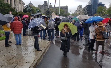 (UŽIVO, VIDEO) PROTESTI, DAN 17: Kolona posle šetnje medijskom trasom ponovo ispred Skupštine Srbije