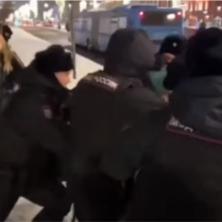 PROTESTI ŠIROM RUSIJE ZBOG SMRTI NAVALJNOG: Uhapšeno više od 100 osoba (VIDEO)