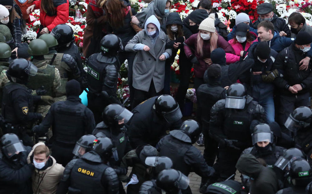 PROTESTI U BELORUSIJI, POLICIJA RASTERUJE DEMONSTRANTE: Hapšenja, suzavac, vodeni topovi i hici upozorenja u Minsku (VIDEO)
