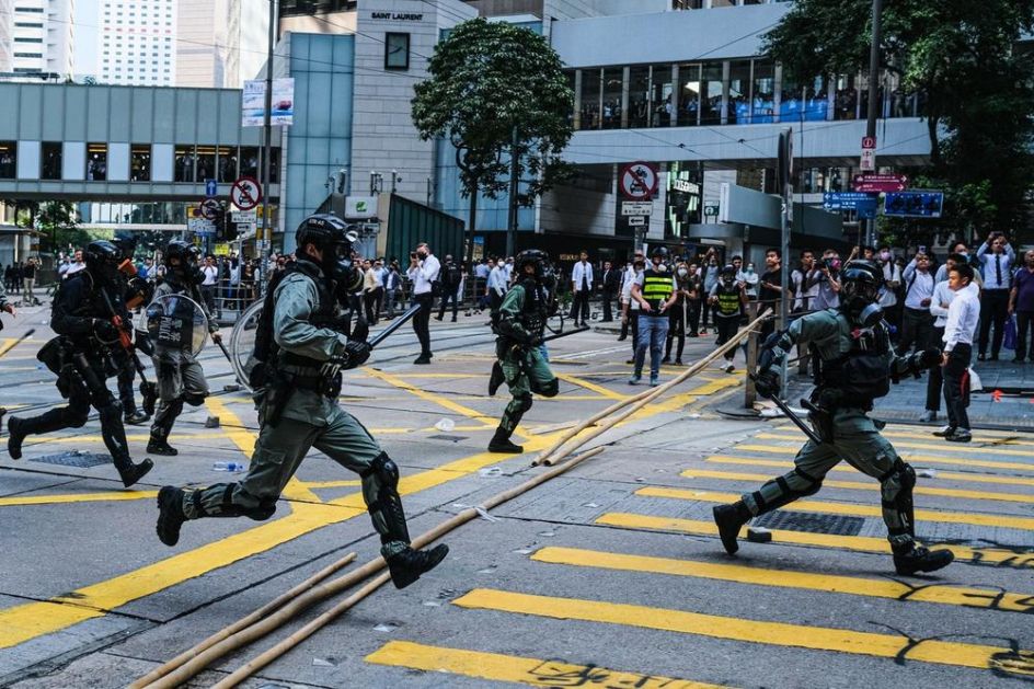 PROTESTI U HONGKONGU IZ DANA U DAN SVE NASILNIJI, ULICE POSTALE PRAVO BOJNO POLJE: Demonstranti gađali policajce strelama i bacali sakcije na njih! (VIDEO)