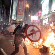 PROTESTI U HONGKONGU SE NE SMIRUJU! Obustavljen železnički saobraćaj ka aerodromu