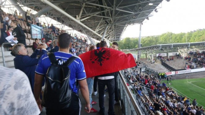 PROVOKACIJA ALBANACA NA STADIONU U HELSINKIJU: Pokazivali srednji prst, psovali i pretili Srbima! (FOTO)