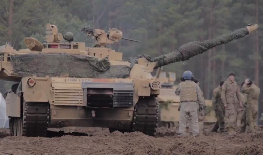 PROVOKACIJA?! MALO BOŽIĆNOG DUHA I TRENAŽNE PUCNJAVE: Američki tenkovi i NATO vežbe na granici sa Belorusijom (VIDEO)