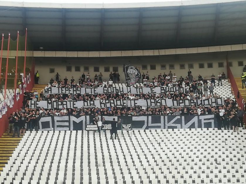 PROVOKACIJA SA TRIBINA: Ovako su navijači Partizana isprozivali Crvenu zvezdu na Marakani (FOTO)