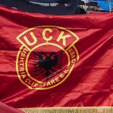 PROVOKACIJE LAŽNE DRŽAVE! Na proslavi JEDNOSTRANOG proglašenja nezavisnosti tzv. Kosova pojavila se zastava OVK 