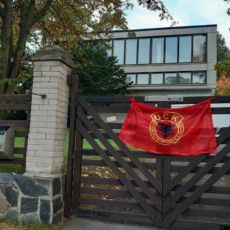 PROVOKACIJE, PROVOKACIJE I SAMO PROVOKACIJE! Na dvorišnoj kapiji Ambasde Srbije osvanula zastava OVK