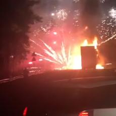 PRŠTI, RAZVALJUJE! Maler na kub - kad se zapali kamion koji prevozi VATROMET! (VIDEO)