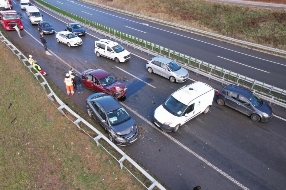 PRVE SLIKE I SNIMCI KARAMBOLA KOD ČAČKA: Šestostruki lančani na auto-putu Miloš Veliki, 5 povređenih (FOTO)