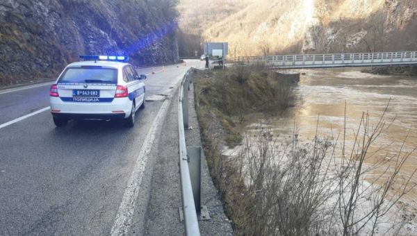 PRVE SLIKE I SNIMCI SA LICA MJESTA: Muškarac iz Prijepolja sleteo u Lim – voda ”progutala” auto