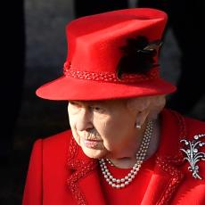 PRVI PUT OD POČETKA PANDEMIJE: Kraljica Elizabeta pojavila se u javnosti sa maskom (FOTO)