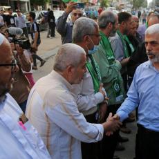 PRVI PUT SE POJAVIO U JAVNOSTI: Lider Hamasa u Gazi odao počast poginulim saborcima