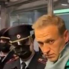 PRVI SNIMAK HAPŠENJA NAVALJNOG U MOSKVI: Policija ga uhvatila nakon kontrole pasoša na aerodromu (VIDEO)