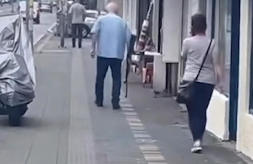 PRVI SNIMAK IZ BULEVARA! Vidi se stariji muškarac kako s puškom šeta ulicom kod Đerma u centru Beograda (VIDEO)