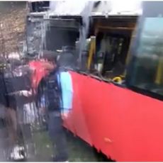 PRVI SNIMAK STRAVIČNE NESREĆE KOD UMKE! Prednji deo autobusa potpuno uništen, DESETORO POVREĐENIH (VIDEO)