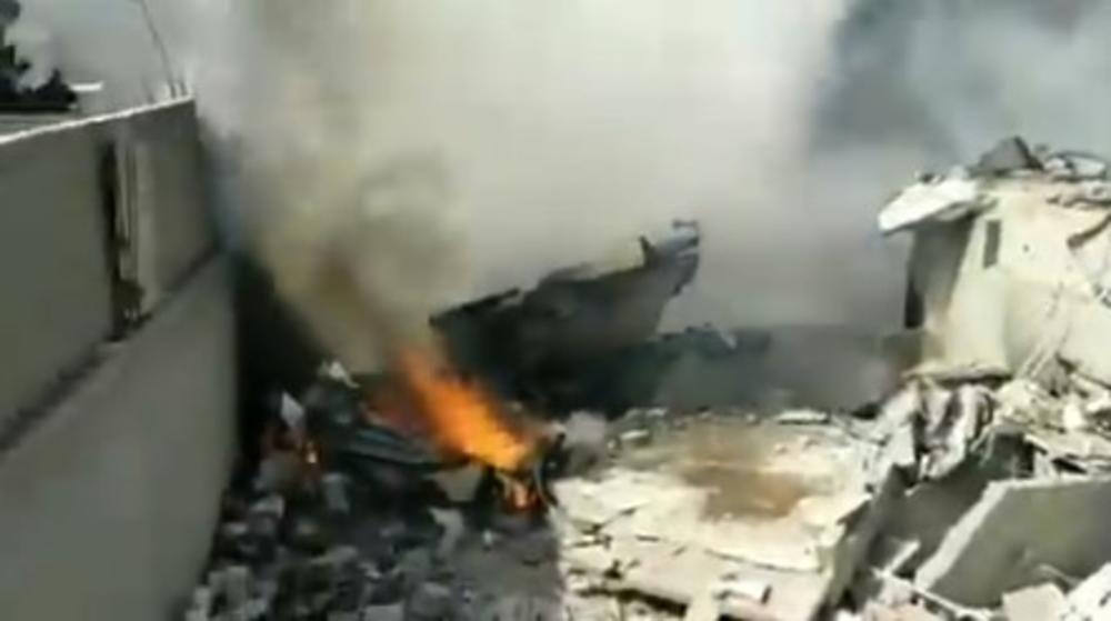 PRVI SNIMCI SA MESTA PADA AVIONA U PAKISTANU: Letelica sa 107 putnika se zapalila i srušila na kuće (VIDEO UŽIVO)