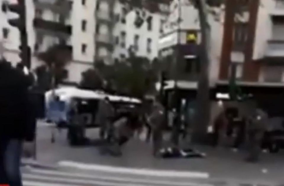PRVI SNIMCI UŽASA IZ PARIZA: Obezglavljeno telo leži na pločniku, evo kako se ponašaju prolaznici! (UZNEMIRUJUĆI VIDEO)