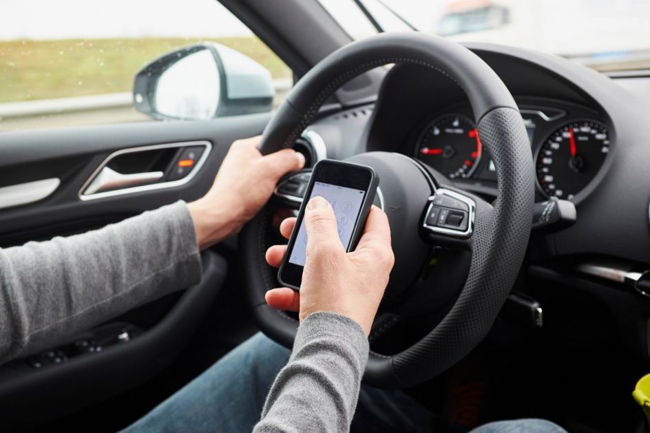 PRVI U SVETU: Kamerama love vozače koji koriste telefon tokom vožnje!
