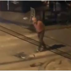 PRVO KRŠENJE NAREDBE U SRBIJI: Policijski čas tek što je počeo, a dekica izašao na ulicu (VIDEO)