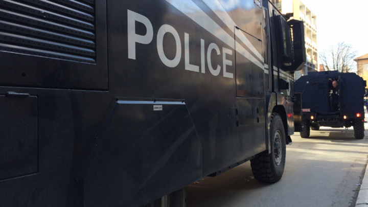 PUCNJAVA NA KOSOVU: Jedna osoba povređena, policija traga za napadačem!