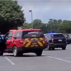 PUCNJAVA U TRŽNOM CENTRU: Specijalne jedinice policije opkolile šoping centar na periferiji Atlante (VIDEO)