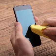 PUN JE BAKTERIJA: Ovako se pravilno čisti vaš smartfon! Nemojte napraviti grešku koju mnogi čine 