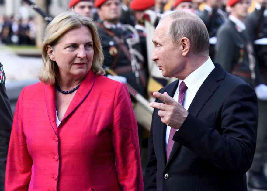 PUTIN NE DOLAZI PRAZNIH RUKU: Ruski predsednik doneo ORIGINALAN poklon austrijskoj ministarki (VIDEO)