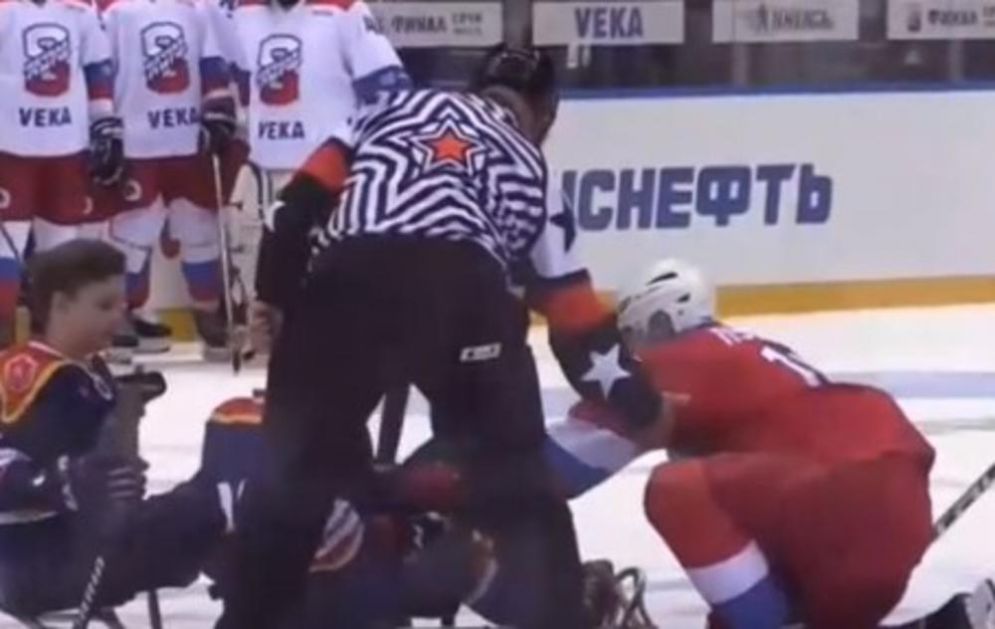 PUTIN PONOVO U AKCIJI: Zaigrao hokej, a gledaoce je zapanjilo šta je uradio jednom sudiji! (VIDEO)