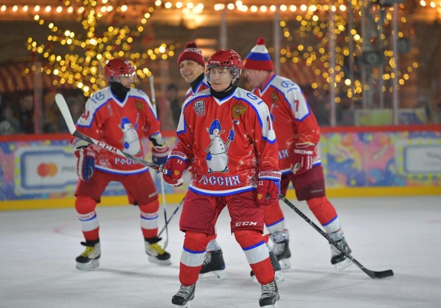 PUTIN U AKCIJI NA LEDU: Zajedno sa Šojguom odigrao hokejašku utakmicu! Evo kako je dominirao na Crvenom trgu FOTO, VIDEO