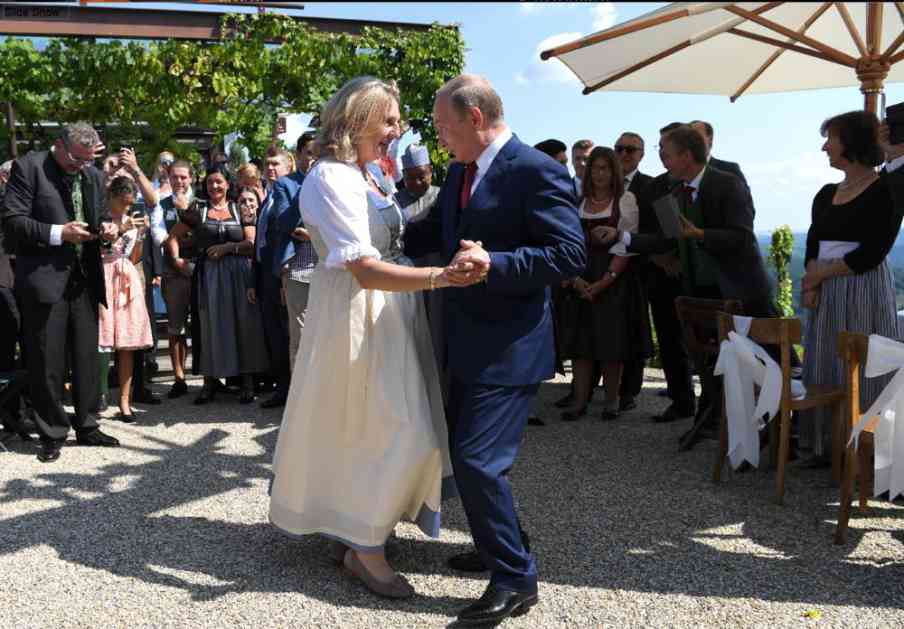 PUTIN UHVATIO MLADU ZA RUKE, PA ZAIGRALI: Pogledajte kako ruski predsednik pleše na svadbi austrijske ministarke (VIDEO)