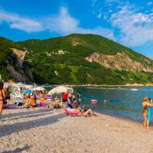 Pa kad je 7 ćevapa u restoranu 10e: Fotografija ručka STRANIH TURISTA na plaži JAZ napravila HAOS, Crnogorci MOLE da im se vrate PARADAJZ TURISTI