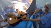 Pacijent svira gitaru tokom operacije mozga (VIDEO)