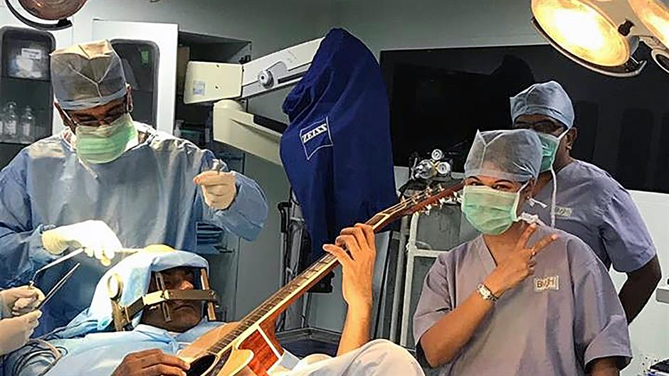 Pacijent svirao gitaru tokom operacije mozga