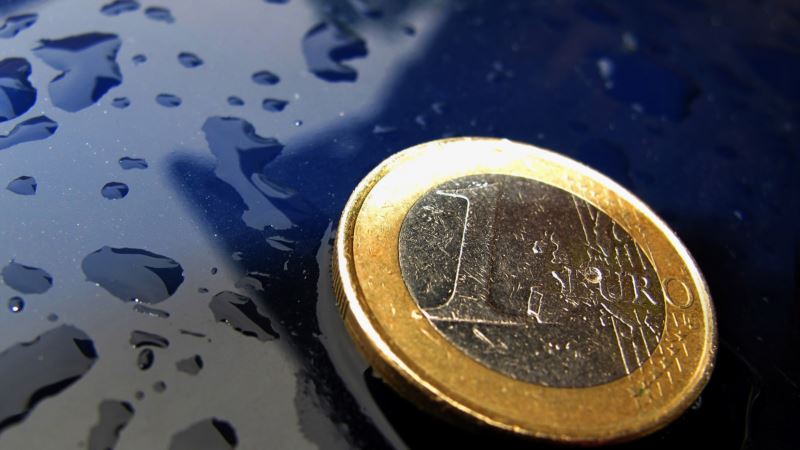Pad evra zbog usporavanja ekonomije 