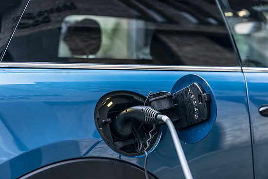 Padaju cene popravki električnih automobila, ali i dalje su veće od benzinaca i dizelaša