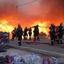 Pakao u Grčkoj, oglasile se sirene: Požar formirao vatreni obruč i širi se na tri fronta - ostrvo bez struje, vetar nosi plamen ka kućama (VIDEO)