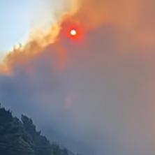 Pakao u komšiluku: Turisti beže u panici pred vatrenom stihijom, u toku hitna evakuacija - Sve je u plamenu, vetar rasplamsava katastrofu (VIDEO)