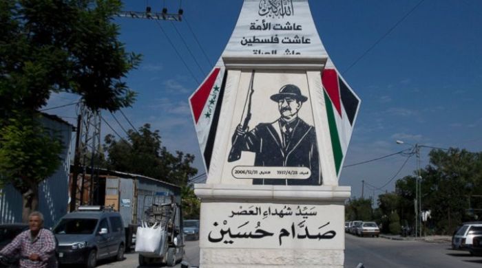 Palestinci podigli spomenik Sadamu Huseinu sa puškom u ruci 