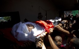 
					Palestinci pozivali na osvetu na sahrani dečaka ubijenog na granici Gaze 
					
									