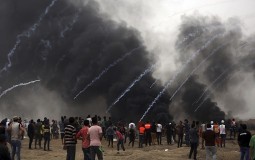 
					Palestinci protestuju duž granice pojasa Gaze 
					
									