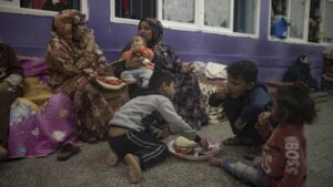 Palestinci u Gazi blokiraju i istovaruju desetine kamiona UN sa hranom