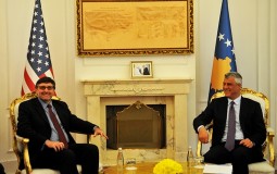 
					Palmer: SAD nemaju crvene linije ali neće slepo prihvatiti bilo koji sporazum Kosova i Srbije 
					
									