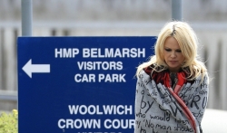 Pamela Anderson posetila Asanža u zatvoru u Londonu (VIDEO)
