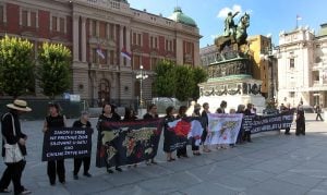 „Pamtimo žene silovane u ratu“: Protest u crnini i ćutanju na Trgu republike