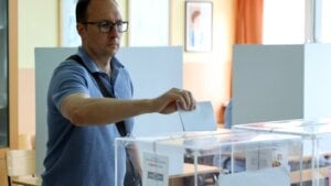 “Panika, očaj i loša predstava”: O pobedi i slavlju SNS-a u mesnim zajednicama u Babušnici i Beloj Palanci
