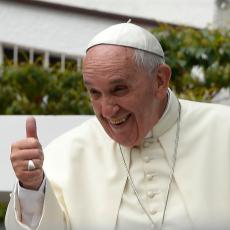 Papa Franja HUMANIM gestom kupio SRCA mnogih vernika a i onih koji to nisu, širom sveta (VIDEO)