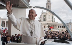 
					Papa Franja: Ne sudim Trampu dok ga ne saslušam 
					
									