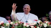 Papa Franja: Vernici odahnuli pošto je papa posle bolesti predvodio uskršnju misu