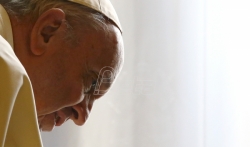 Papa Franja mora na operaciju katarakte sledeće godine