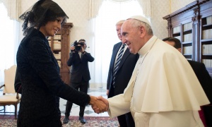 Papa Franja postavio simpatično pitanje Melaniji Tramp! (FOTO)
